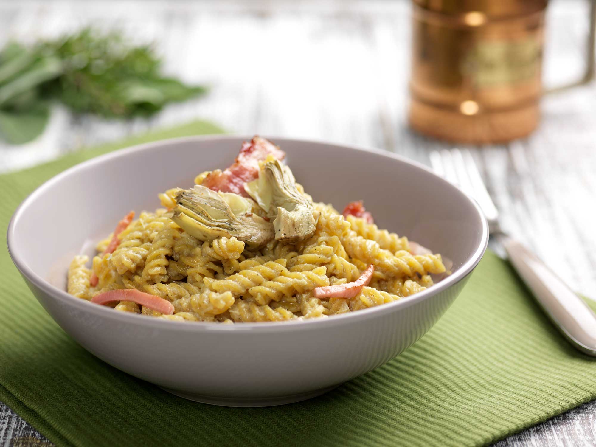 Fusilli multicereali gluten free con crema di carciofi e pancetta croccante