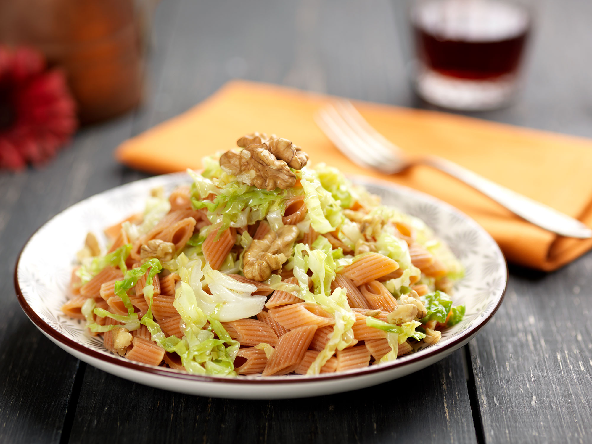 Mezze penne integrali con pesto di lenticchie e foglie di sedano -  Diversamentelatte